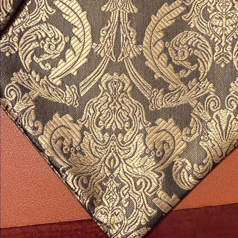 Elegant Gold Patterned Ascot Cravat